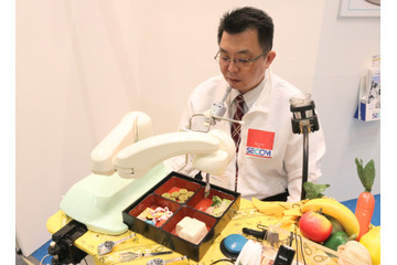 セコム、介護向けの食事支援ロボット「マイスプーン」を展示 画像