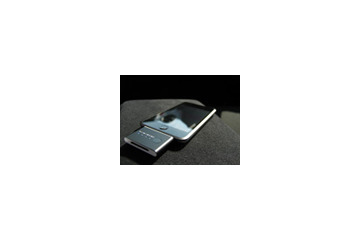 自動車エンジンと連動してiPodを操作するFMトランスミッタ——ケータイ/DS Liteとの同時充電対応アダプタが付属 画像