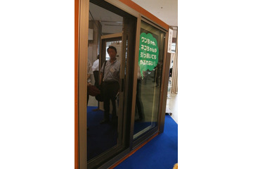 バールで叩いても破れない!?　防犯と快適さを両立する網戸「SOLID-FLOW」 画像