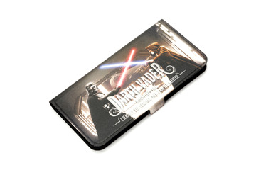 「スター・ウォーズ」の名シーンをプリントしたiPhone 6向けフリップカバー＆ケース 画像