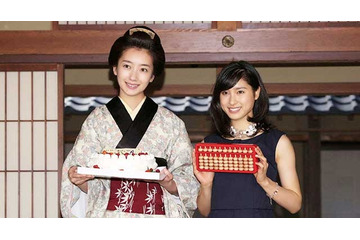 朝ドラ、土屋太鳳から波瑠へバトンタッチ! ドラマゆかりの品を交換 画像