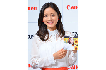 石原さとみ、銭湯で体ではなく顔隠す？ 画像