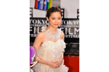 AKB48島崎遥香、東京国際映画祭で純白ドレス姿を披露! 画像