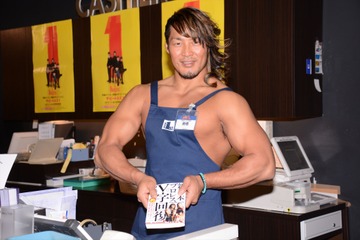 新日本プロレス棚橋弘至、裸エプロンで書店に登場！ 画像