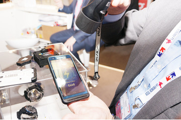 照射3分で通話1分が可能に!仏Sunpartnerの透明ソーラーパネル「Wysips」【MWC 2016 Vol.27】 画像