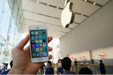 「iPhone SEは懐かしいサイズ感」……アップルストア発売初日レポート 画像