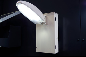 災害&停電時にも光を絶やさない!大容量蓄電池内蔵LED防犯灯 画像