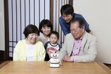 時計にギャグ注入? こだわりっぷりが謎すぎる電波時計内蔵ロボット「爆・笑太郎」 画像