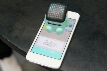 スマホに乗せるだけ、小さなロボットが人の会話に反応して喋る「Smapon」 画像