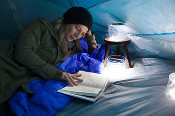 空気で膨らませるソーラー充電式LEDランタンが充電時間短縮 画像