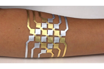 皮膚に貼り付けるだけ! スマホ操作ができるタトゥーシール「DuoSkin」 画像