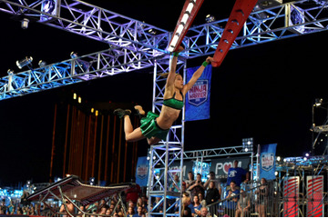 アメリカ版SASUKE、女性選手が決勝第1ステージ初クリアで大注目に 画像