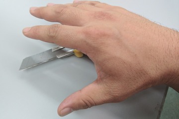 刃先が自動で戻りケガ防止!丸洗いできるセーフティーカッター 画像
