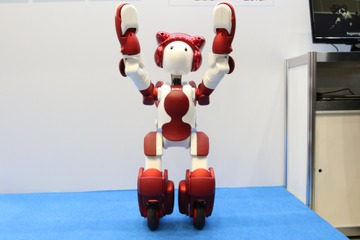 話しかけた言語で対応するおもてなしロボット「EMIEW3」 画像