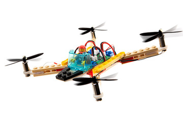 世界中で話題に! レゴで自在に作れるドローンキット「Flybrix」が登場 画像
