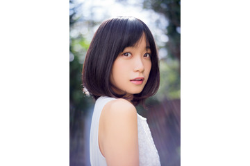 元乃木坂46・深川麻衣、ソロで表紙&グラビア登場 画像