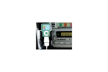 iPodの動画/音楽をカーナビで視聴! カーチャージャー付きAVケーブル 画像