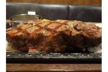 分厚い!ステーキガスト、イチボ熟成肉ステーキを提供開始 画像