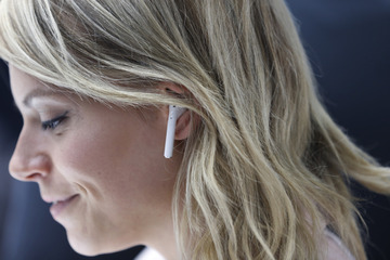 au、Appleのワイヤレスイヤホン「AirPods」を22日に発売! 画像