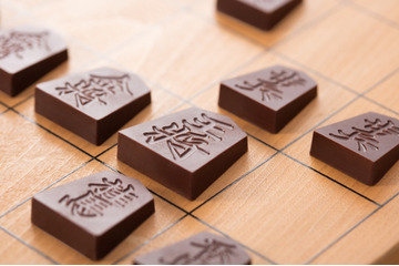 食べるのもったいない!将棋の駒を完全再現したチョコレートが発売に! 画像