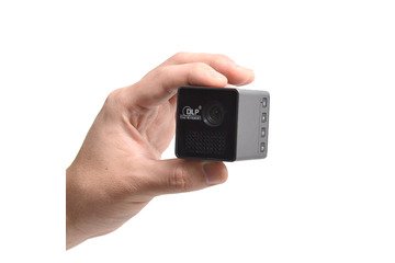 手のひらサイズで電源不要！サッと使える小型プロジェクター 画像