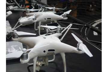 最新ドローン「PHANTOM 4 PRO」の機能デモに人だかり……『CP+2017』 画像