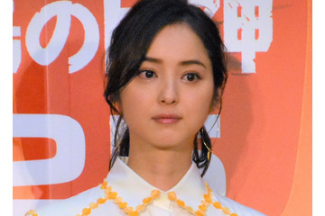 佐々木希、アルマーニのゲストでイタリアへ!かっこ良すぎる大人ドレスで登場 画像