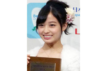 橋本環奈のスーツ&メガネ姿に一緒に働きたいファン続出 画像