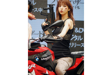 藤田ニコルが「ワイルドにこるん」に!バイクでモデル貫録の決めポーズ 画像