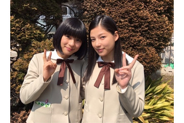 芳根京子と石井杏奈のピースショットに「大好きなふたり!!」と反響 画像