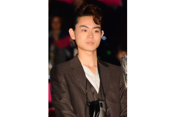 菅田将暉、銀髪に染める!かっこよすぎると話題に 画像