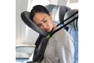 様々な体勢で死んだように眠れるトラベルピローが登場 画像