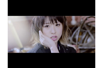 綾野ましろ「NEWLOOK」MV公開!へそ出しルックで色気漂う映像に 画像