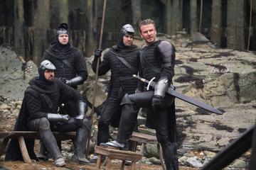 ベッカムが険しい表情でにらみつける...映画『キング・アーサー』場面写真が公開に 画像