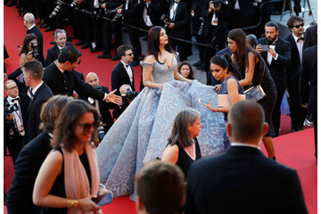 元ミス・ワールドのアイシュワリヤー・ラーイが巨大ドレスでカンヌ入り!周囲の助けを借りて車から降りる 画像