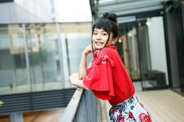 【ネット系女子!】「キムチが見つからない悲しみ」を歌に込めたら500万回再生! 足立佳奈さん 画像