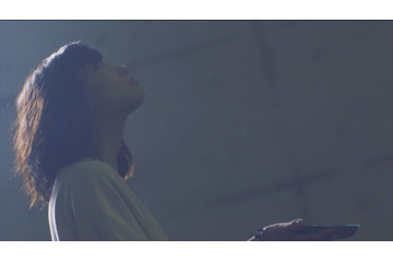 ももクロ・有安杏果、1stアルバムから「ヒカリの声」MV公開! 画像