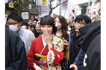 広瀬すず、振袖姿で竹下通りにサプライズで登場! 画像