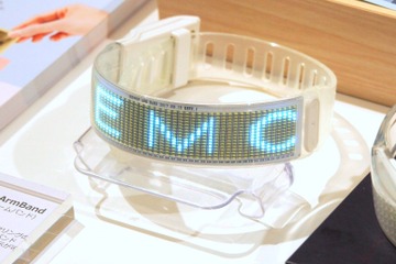 高照度LEDが目立つこと間違いなし！腕につける広告？「NEOPOP Armband」が参考展示 画像