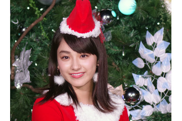 平祐奈、サンタ衣装で点灯式!姉・愛梨は「お腹が大きくなってました。順調みたいです」 画像