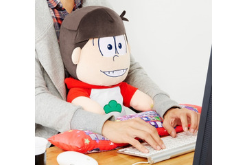 新衣装やアホ毛を忠実に再現!PC作業のお供に「おそ松さん PCクッション」が登場 画像