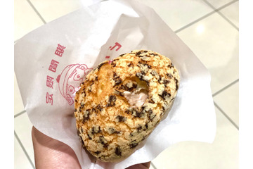 濃厚なメロンパンクリームが美味すぎ！ビアードパパが「チョコチップメロンパンシュー」を販売中 画像