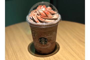 金粉入りのラズベリーパウダーが鮮やかすぎ!スタバの「クリスマス ラズベリー モカ フラペチーノ」を食べてきた 画像