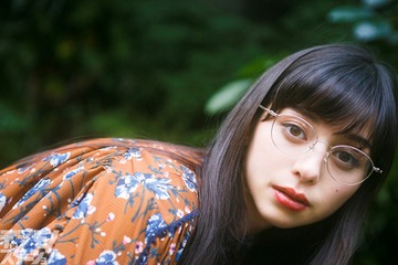 中条あやみ、貴重なメガネ姿でグラビアに挑戦! 画像