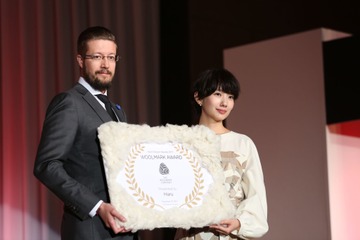 波瑠が「ベストドレッサー賞ウールマーク賞」を受賞！ 画像