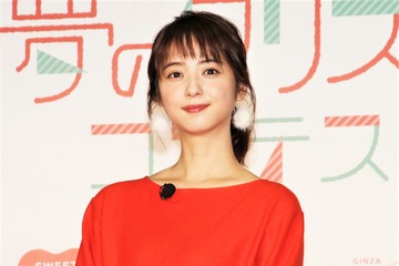 佐々木希、地元秋田へ!雪にはしゃぐ姿がかわいすぎる! 画像