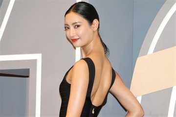 菜々緒、大胆に背中が開いたドレス姿を披露!「体の丸みや曲線を大事にしたい」 画像