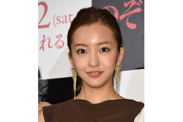 板野友美、セクシーなボディコンワンピース姿を披露! 画像