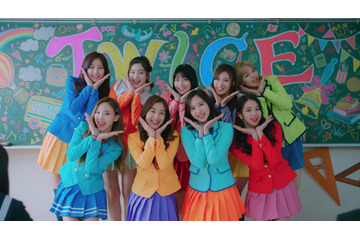 TWICE、日本のテレビCM初出演でキュートな制服姿を披露 画像
