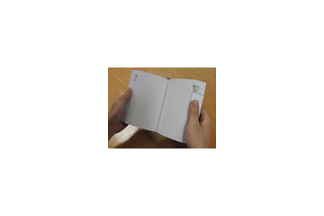 本当にページを“めくる”次世代ハードウェア〜日立、ブック型インターフェイスを開発 画像